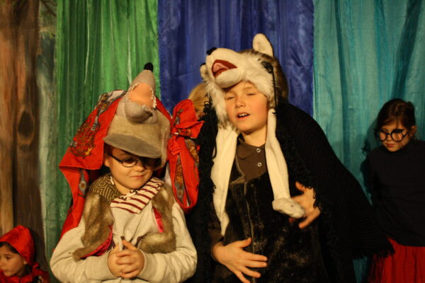 Kinder spielen Theater im Galli-Ferienkurs